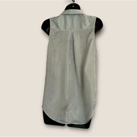 Light blue blouse size Medium, front pockets & sleeveless - Picture 6 of 8